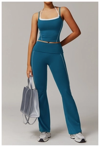 Détail de l'ensemble de yoga sarcelle avec haut licou et pantalon évasé à taille haute