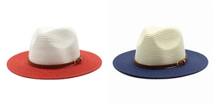 Détail de chapeaux Fedora bicolores en paille avec bande cuir en rouge-blanc et bleu-beige
