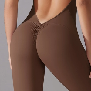 Détail du dos en V profond et de la couture froncée sur le body de yoga marron