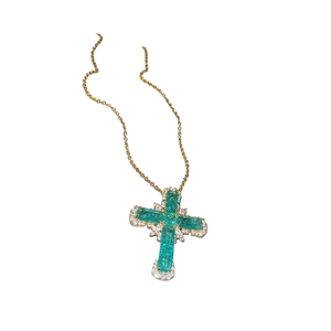 Collier en or avec pendentif croix orné de pierres vertes et petits diamants blancs
