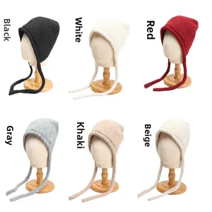 Diversi colori di cappelli in maglia con paraorecchi in misto lana grigio e beige