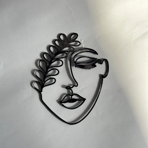 Topper per torta minimalista in acrilico nero viso line art, elegante decoro facciale astratto.