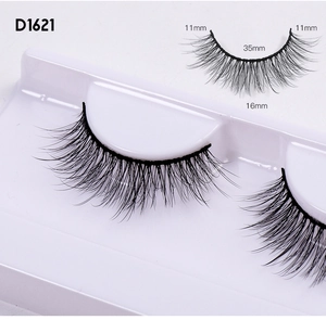 Makroaufnahme von 16mm dichten künstlichen Wimpern mit Maßen auf weißem Tray