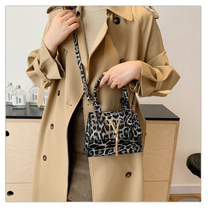 Dettaglio della borsa leopardata con logo a V, nappa e tracolla regolabile elegante