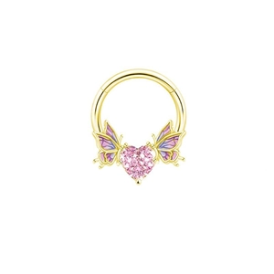 Dettaglio anello piercing dorato con zircone a cuore rosa e ali di farfalla