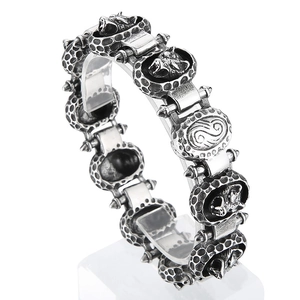 Vintage Wolfskopf Armband aus Stahl mit Hammerschlag-Finish im Punk-Biker-Stil Design