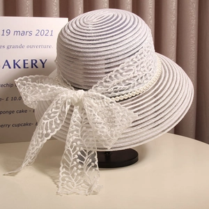Chapeau de paille blanc élégant avec nœud en dentelle et perles pour le soleil