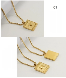 Détail d'un pendentif en acier inoxydable 18K avec ailes d'ange et matériau sans plomb
