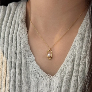 Elegant 925 silver irregular gold necklace with white pearl on a model