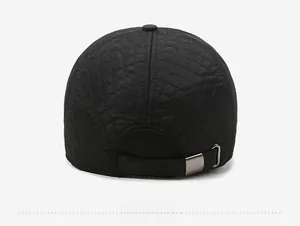 Vue arrière d'une casquette d'hiver matelassée noire avec boucle métallique réglable