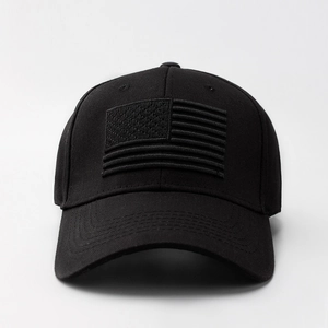 Dettaglio di un cappello da baseball nero con ricamo monocromatico della bandiera USA.