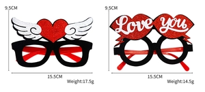 Detailed view of heart and lips themed party glasses with exact size and weight dimensions