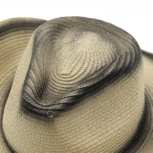 Dettaglio della trama in paglia naturale con sfumatura marrone vintage sul cappello jazz