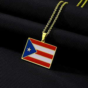 Gros plan du collier avec pendentif drapeau Porto Rico sur fond noir matelassé