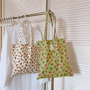Detailansicht von Canvas-Einkaufstaschen mit Blumenmuster und gewebten Etiketten