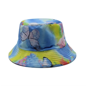 Chapeau bob tie-dye avec imprimé papillon en bleu, jaune et rose sur fond blanc