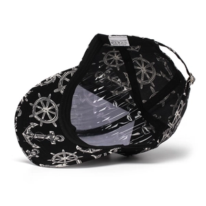 Detailansicht des 100% Polyester-Innenfutters und Pflegeetiketts dieser Anker-Baseballkappe