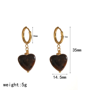 Detailed dimensions of gold hoop earrings with brown resin heart pendants, 35mm length