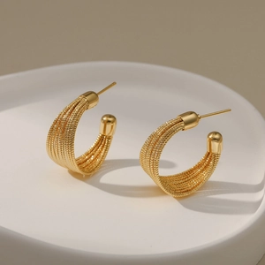Elegantes pendientes de aro en forma de C bañados en oro de 18K con diseño de tejido multicapa