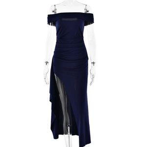 Détail de la robe bustier plissée bleu marine avec fente haute sur mannequin