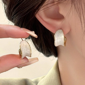 Elegant 18K gold-plated C-shaped stud earrings with white marble texture inlay detail