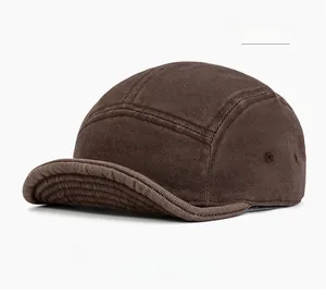Détail de casquette cinq panneaux marron avec tissu en sergé épais et œillets métalliques