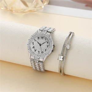 Silbernes Armbanduhr-Set mit Strasssteinen und arabischen Ziffern auf hellem Grund