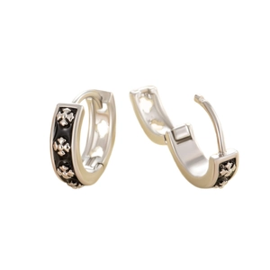 Paire de boucles d'oreilles créoles en métal noir et argent avec motif de croix en relief