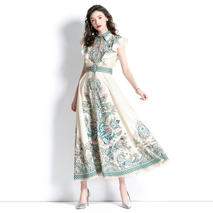 Robe longue bohème crème à imprimé floral, sans manches à volants et ceinture ajustée