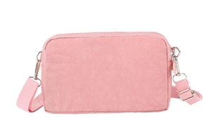 Dettaglio di una borsa a tracolla rosa in nylon impermeabile con tracolla regolabile