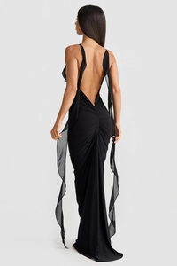 Détail du dos nu élégant avec fronces et bretelles en tulle sur cette robe de soirée noire