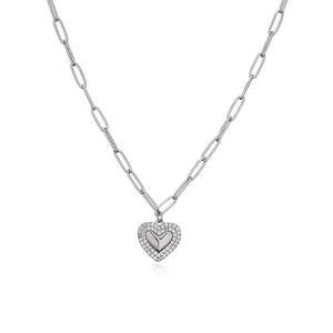Gros plan d'un collier chaîne trombone en argent avec pendentif cœur serti de zircons