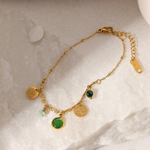 Vista macro dettagliata del bracciale in acciaio inossidabile placcato oro 18K con pietre