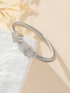 Dettaglio del bracciale a cavo in argento con fiore di cristallo su pietra bianca
