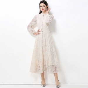 Robe longue en dentelle vintage française avec col montant, manches bouffantes et ceinture