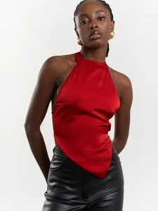 Détail du haut dos nu en satin rouge avec ourlet asymétrique et design sans dos