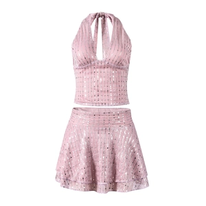 Détail de l'ensemble pailleté rose montrant le haut dos nu et la mini-jupe assortie