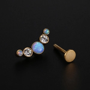 Makroaufnahme von 16G Gold-Titan-Labret mit blauem Opal und klaren Zirkon-Details