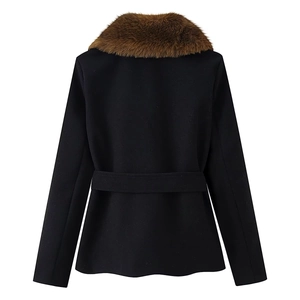 Manteau noir pour femme avec col en fausse fourrure marron et ceinture, vue de dos