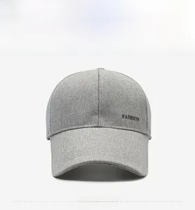 Détail de la casquette de baseball grise avec filet et lettrage fashion pour l'été