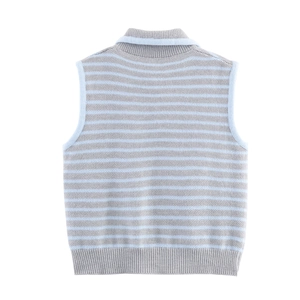 Vista posteriore di un gilet in maglia a righe azzurre e grigie senza maniche con collo alto