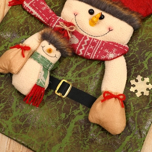 Sacchetto regalo di Natale a forma di pupazzo di neve con dettagli in peluche