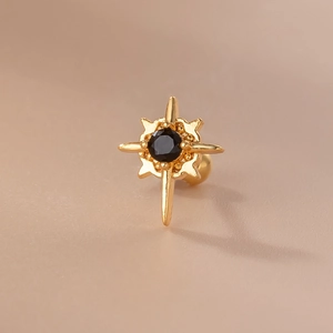 Makroansicht goldener Kreuzstern-Ohrstecker mit schwarzem Stein und Kugelverschluss
