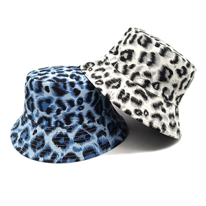 Cappelli a secchiello estivi stampa leopardata in azzurro e bianco su sfondo bianco