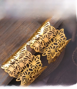 Vue macro du bracelet en acier inoxydable plaqué or 18k avec motifs de fleurs et feuilles