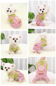 Detalle de mono de peluche para mascotas con pana verde y detalles de flores 3D