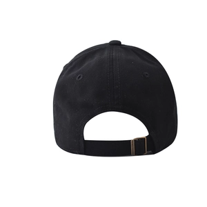 Detalle trasero de la gorra de algodón con hebilla metálica ajustable y correa de tela