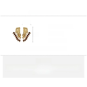 Détail de boucles d'oreilles dorées avec perles brunes, taille 3x1,5 cm et poids de 8,7 g