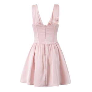 Détail de la robe mini en satin rose avec col en V au dos et fermeture éclair invisible