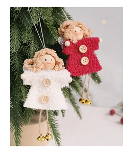 Anges en feutre de laine avec têtes en bois et cloches suspendus au sapin de Noël